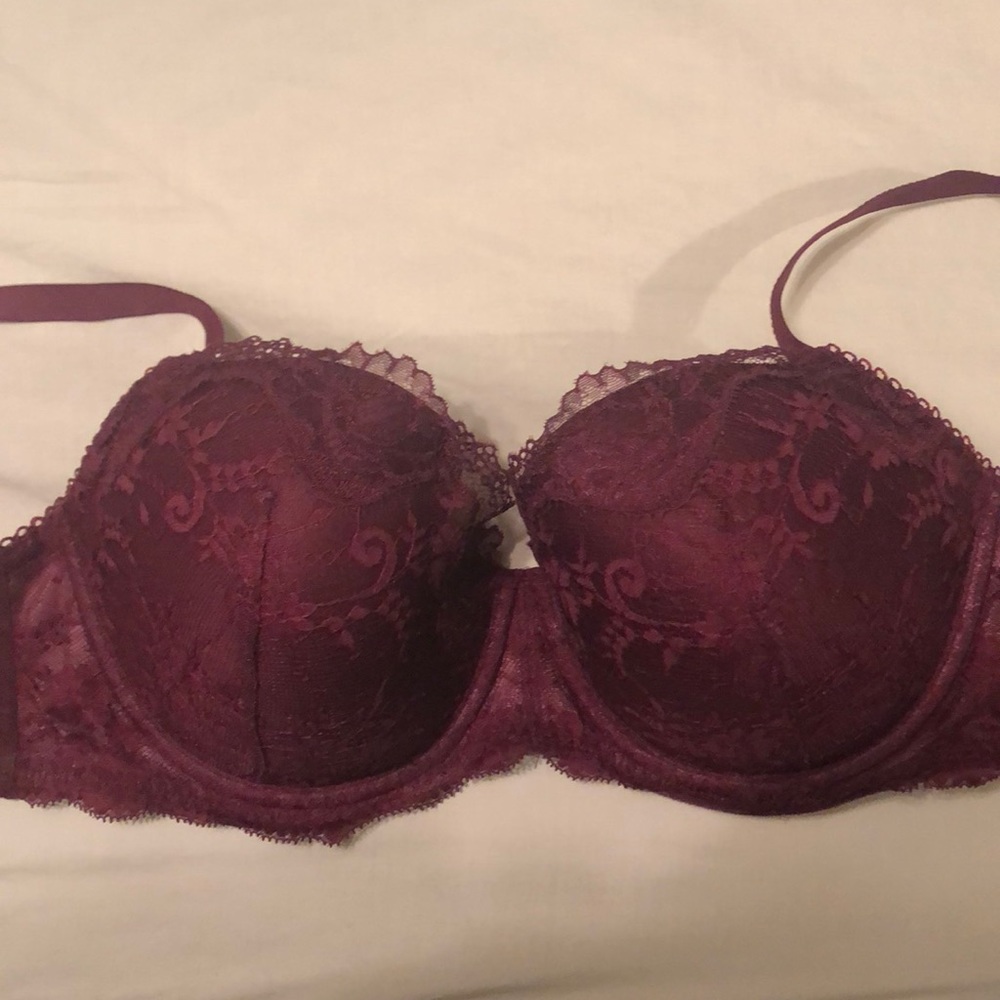 Victoria’s Secret lace bra unworn 34DDD